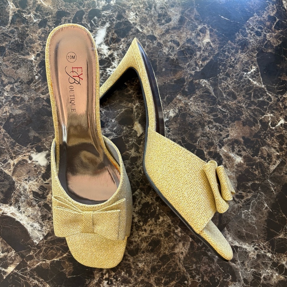 EY Boutique Elegant Gold Bow Slip-On Heels Size 10M